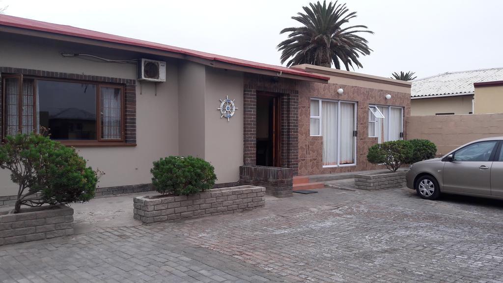 Skippers Backpackers Cc Walvis Bay Exterior photo